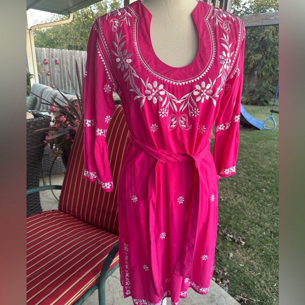 Escapada Fuchsia Dress with White Embroidery